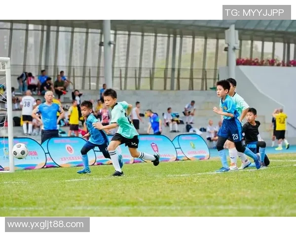 送礼送足球传递温情与激情让每个球迷感受爱的力量与团结的魅力